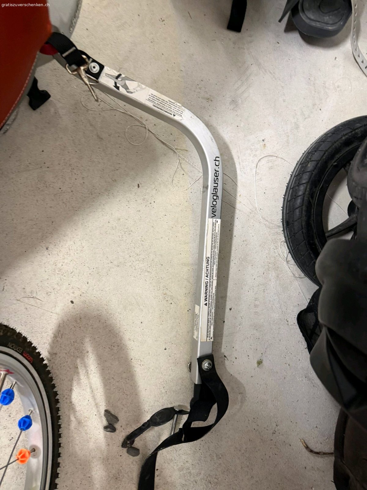 Chariot Corsaire 2. Bei einem Rad ist eine Speiche rausgefallen, müsste man reparieren.
Ansonsten ist der Wagen noch in sehr gutem Zustand.

Mit Babyhängematte