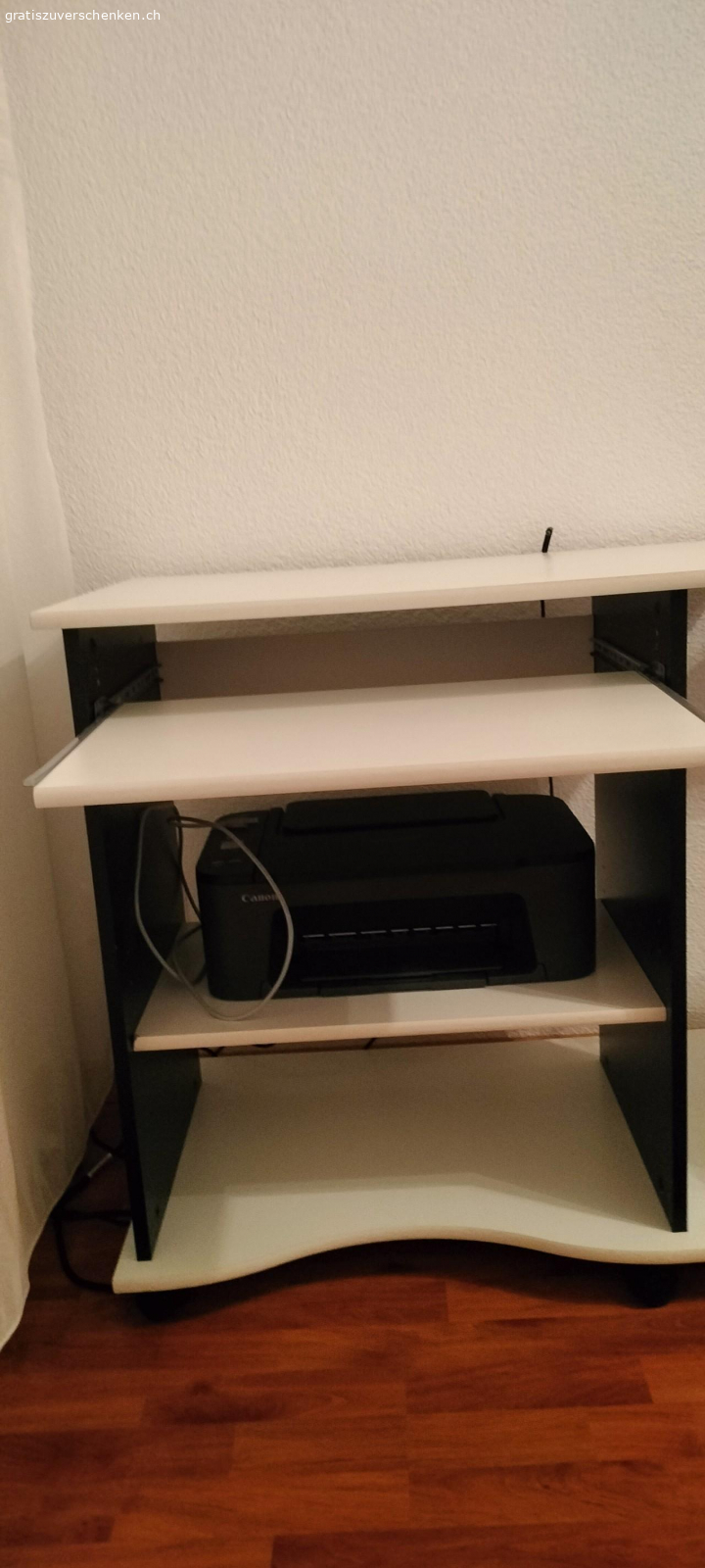 Computer-Tisch. weiss-schwarzer Tisch
mit schiebbarer Tastaturplatte
kleinere Gebrauchsspuren
ideal als Computertisch zu gebrauchen
mit Rollen