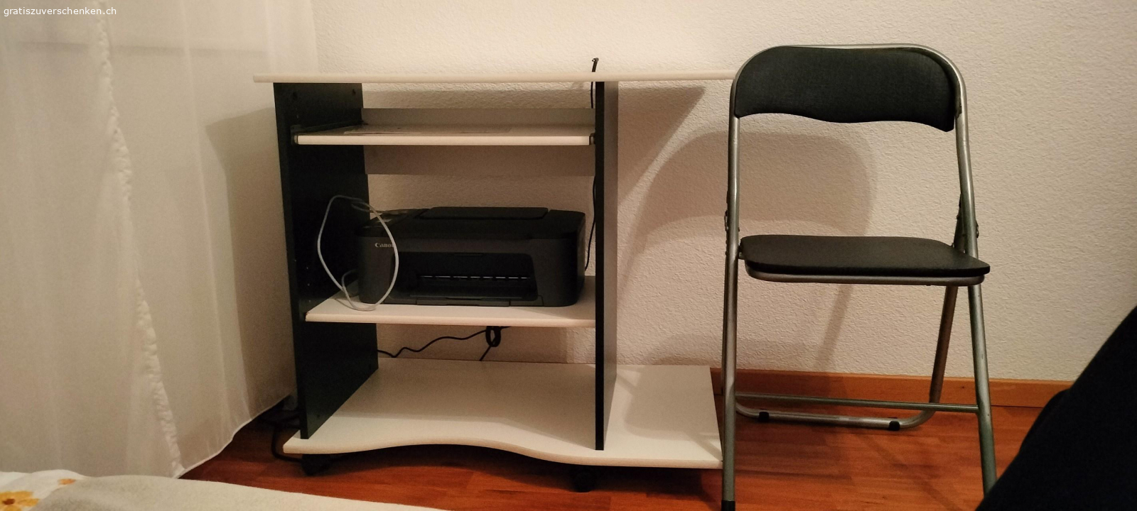 Computer-Tisch. weiss-schwarzer Tisch
mit schiebbarer Tastaturplatte
kleinere Gebrauchsspuren
ideal als Computertisch zu gebrauchen
mit Rollen