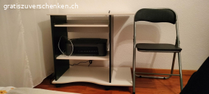 Computer-Tisch. weiss-schwarzer Tisch
mit schiebbarer Tastaturplatte
kleinere Gebrauchsspuren
ideal als Computertisch zu gebrauchen
mit Rollen