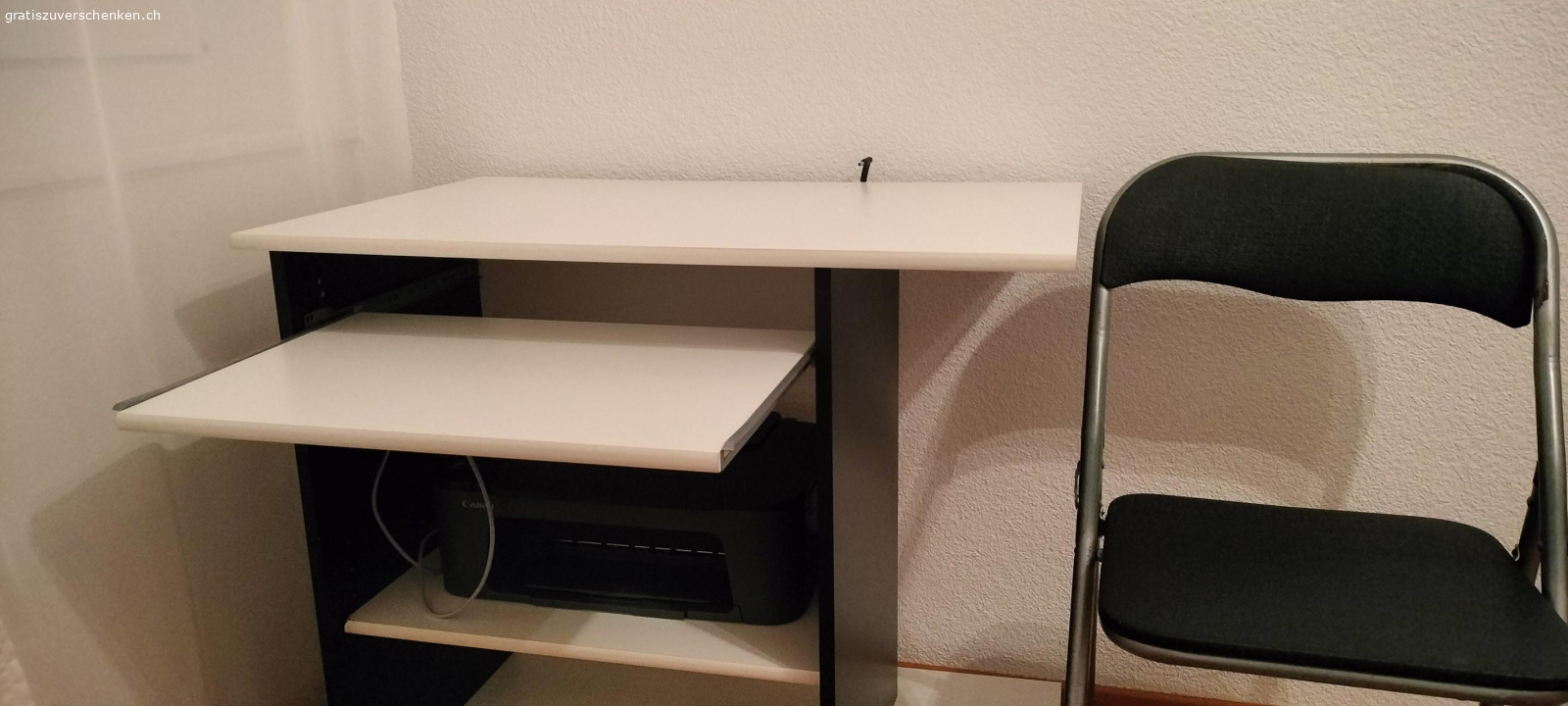 Computer-Tisch. weiss-schwarzer Tisch
mit schiebbarer Tastaturplatte
kleinere Gebrauchsspuren
ideal als Computertisch zu gebrauchen
mit Rollen
