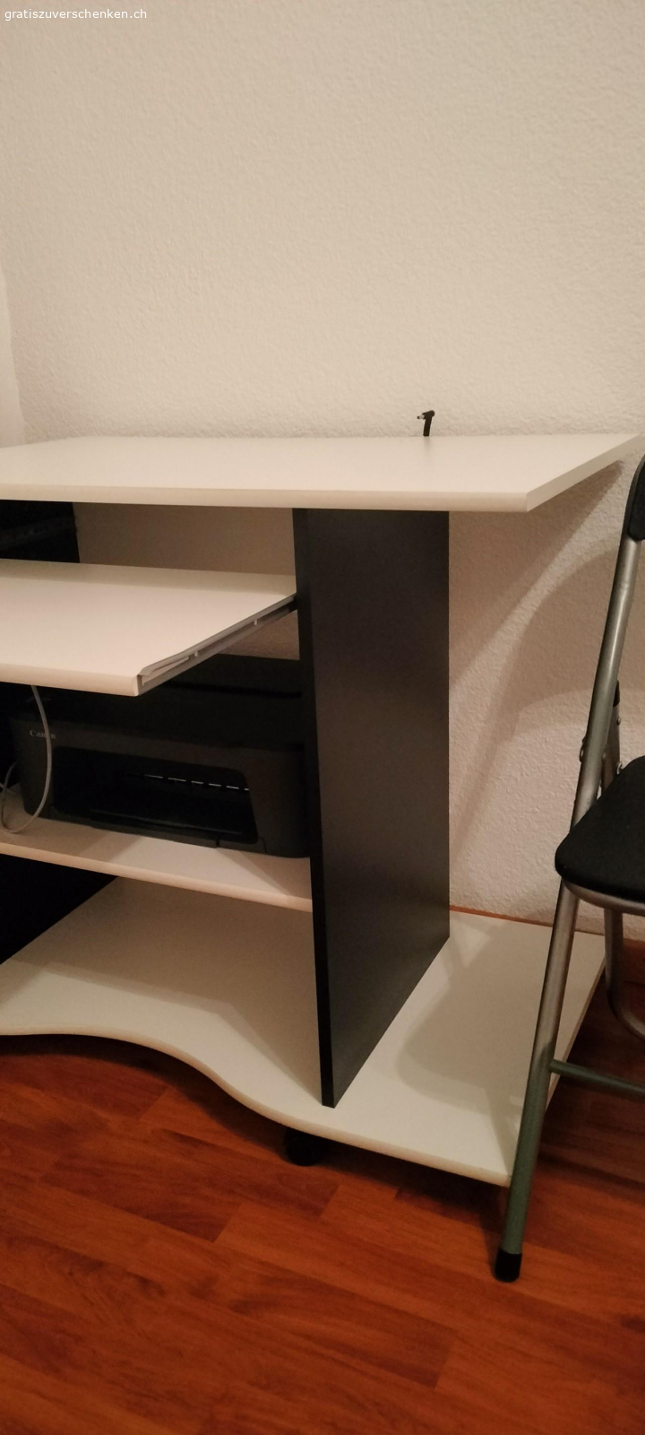 Computer-Tisch. weiss-schwarzer Tisch
mit schiebbarer Tastaturplatte
kleinere Gebrauchsspuren
ideal als Computertisch zu gebrauchen
mit Rollen