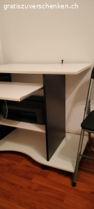 Computer-Tisch. weiss-schwarzer Tisch
mit schiebbarer Tastaturplatte
kleinere Gebrauchsspuren
ideal als Computertisch zu gebrauchen
mit Rollen