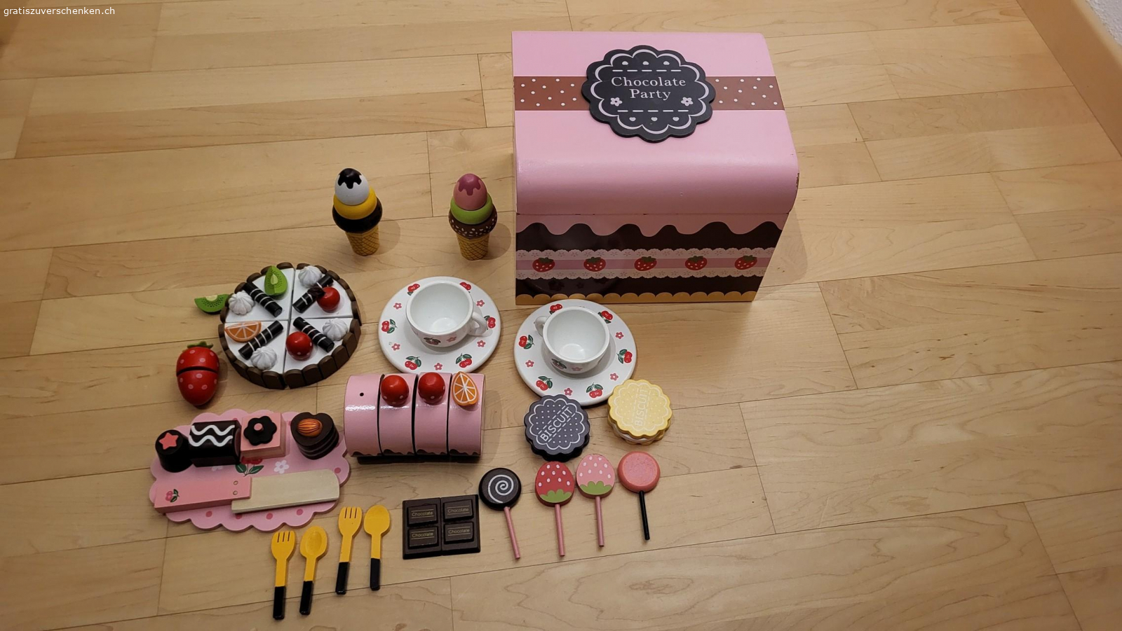 Confiserie Box. Gut erhaltene Confiserie Box aus Holz gratis abzugeben.