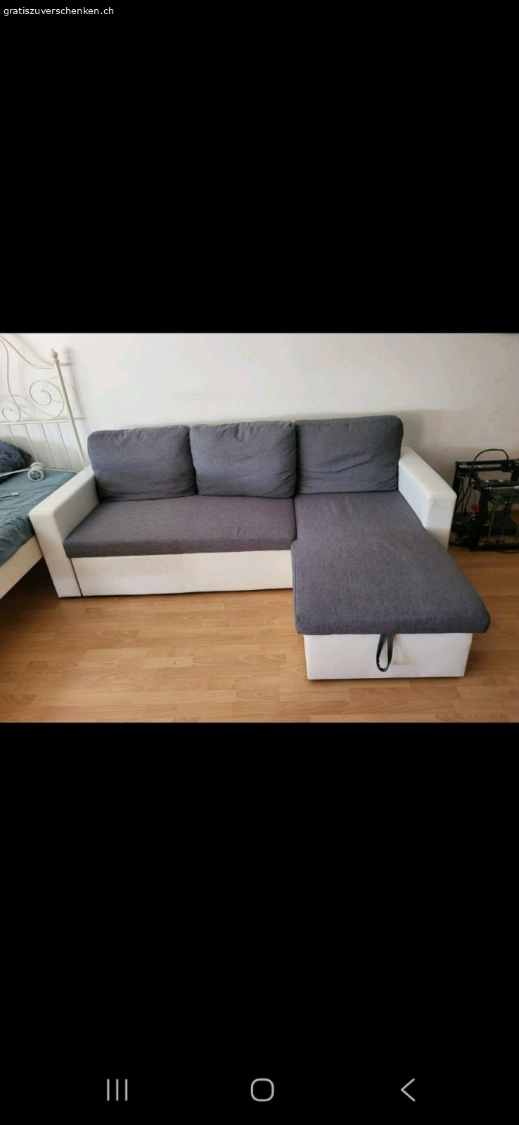 Couch / Sofa (ausziehbar) abzugeben. Aufgrund eines anstehenden Umzugs gebe ich diese Couch kostenlos ab.

Masse sind auf dem Bild zu sehen.
Die Couch lässt sich ausziehen. Leider sind die beiden Rollen der Couch defekt, was aber das Ausziehen nicht hindert.

Muss abgeholt werden (3. OG)