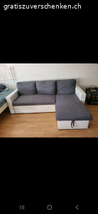 Couch / Sofa (ausziehbar) abzugeben. Aufgrund eines anstehenden Umzugs gebe ich diese Couch kostenlos ab.

Masse sind auf dem Bild zu sehen.
Die Couch lässt sich ausziehen. Leider sind die beiden Rollen der Couch defekt, was aber das Ausziehen nicht hindert.

Muss abgeholt werden (3. OG)