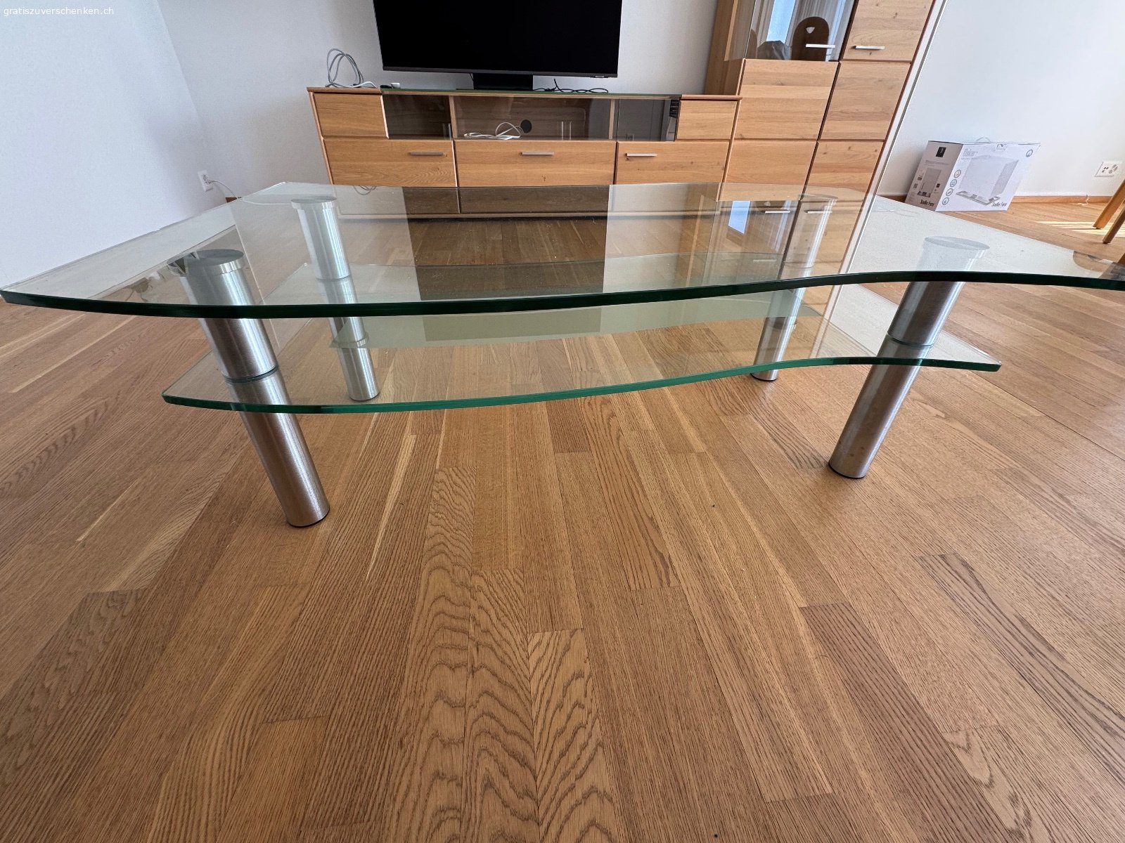 Couch-Tisch mit Glasplatte. 115 cm breit, 70 cm tief, 40 cm hoch