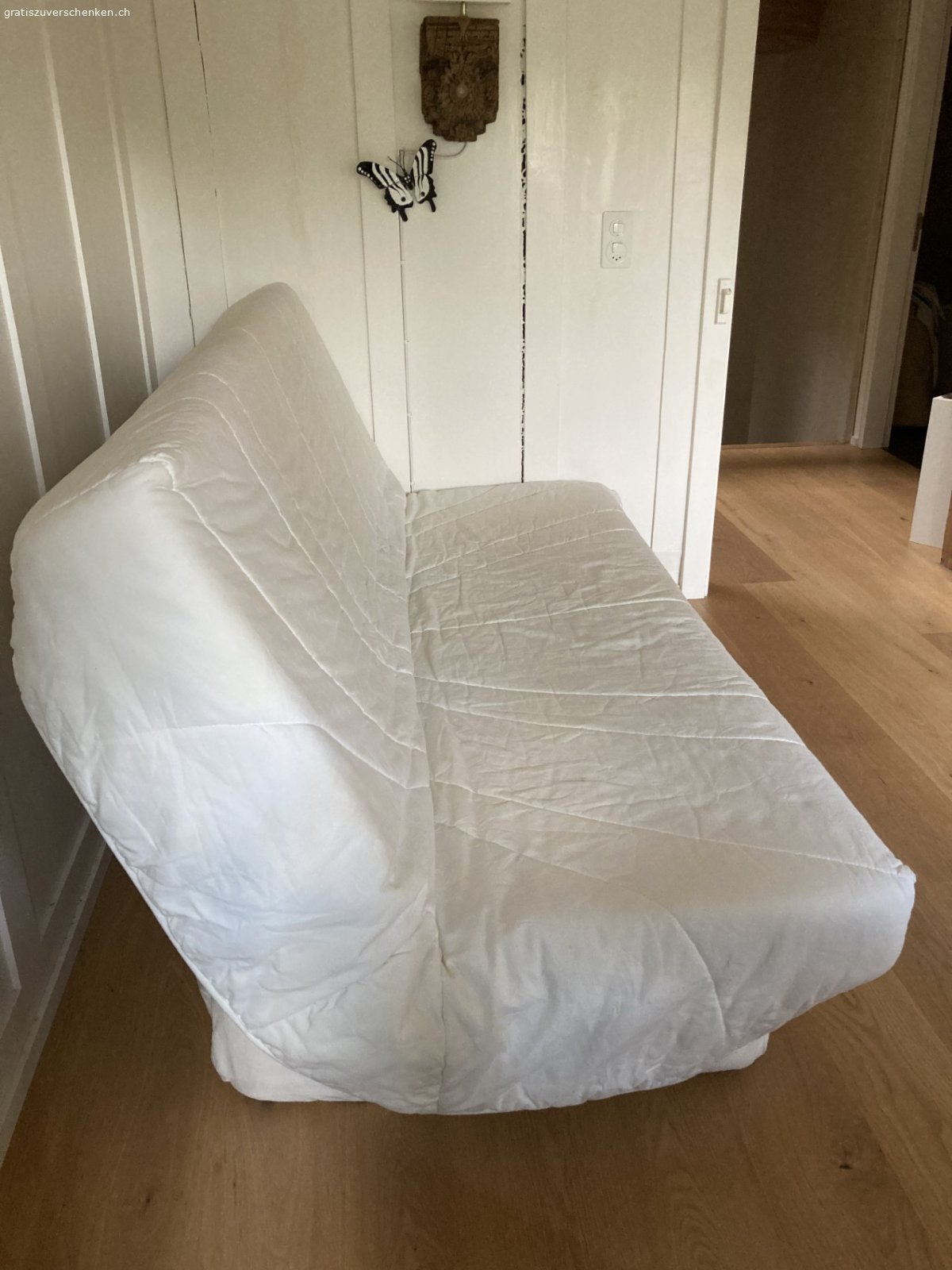 Couch und Bett. Ich habe eine Couch, die sich zum Doppelbett klappen lässt inklusive Matratze abzugeben.
Überzug ist waschbar. 
Masse: 140 x 190 x 41
Bettkasten mit reichlich Platz
Weiche Federkernmatratze
Sehr leicht zu transportieren
Lattenrost
Aus sehr sauberem Haushalt