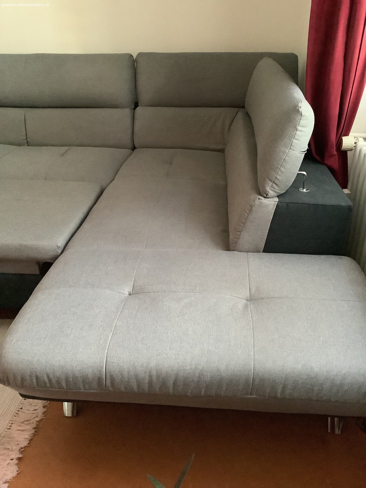 Couch. Ecksofa / Eckcouch ausziehbar zu Schlafsofa
Das längste Mass ist 255 cm, ist 210 cm breit und die Sitzfläche ist58 cm tief. Aus grauem Stoff, Nichtraucher Haushalt ohne Tiere und Kinder. Einige Jahren alt, wurde zwischendurch mit Nassstaubsauger gereinigt, zuletzt im Mai 2026.
Abzuholen in Chur Wiesental im erhöhte Parterre (5 Treppenstufe) mit Parkmöglichkeit direkt vor der Tür.