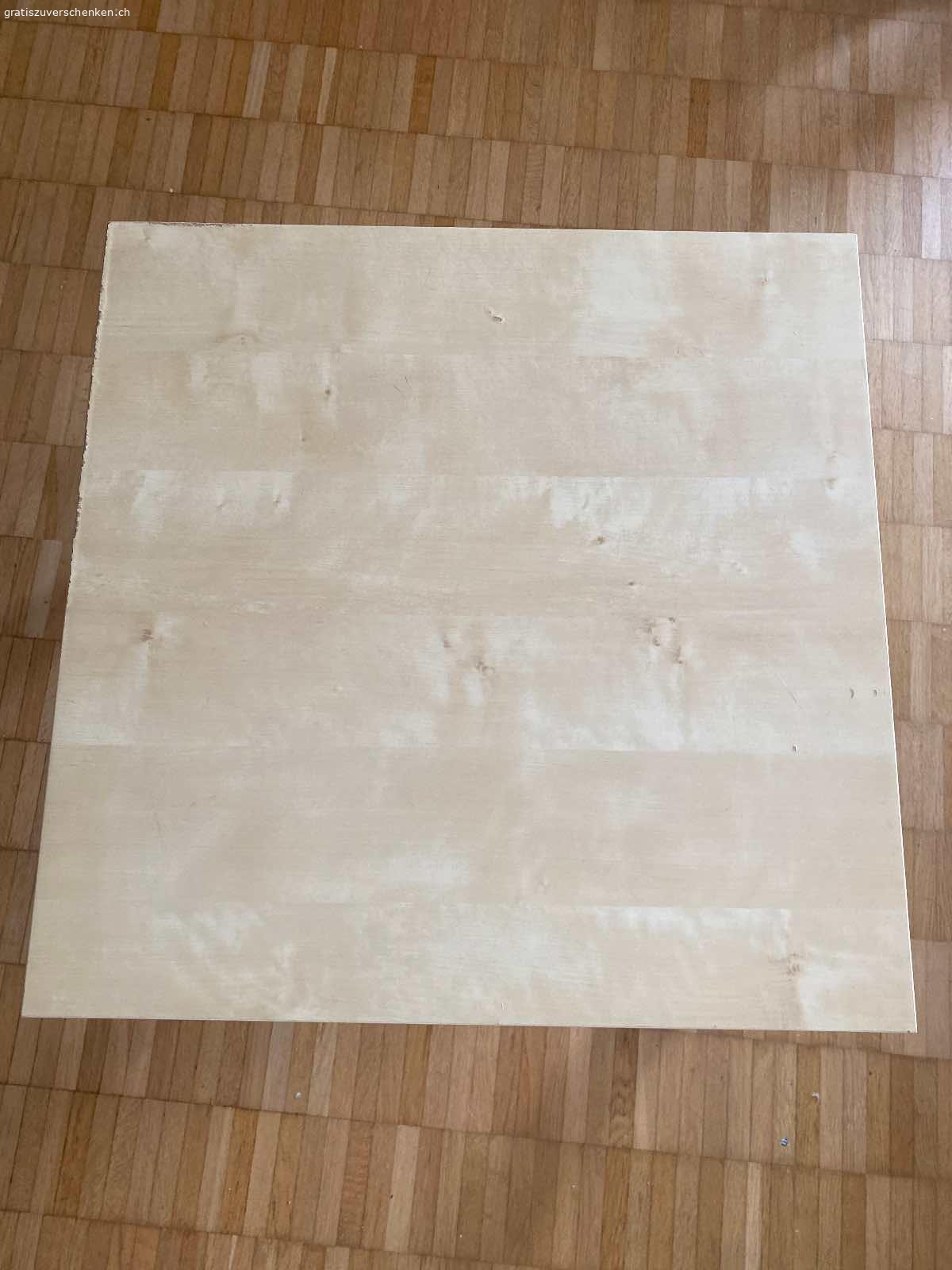 Couchtisch. Couchtisch von der Ikea. Hat kleine gebrauchsspuren aber im guten Zustand.