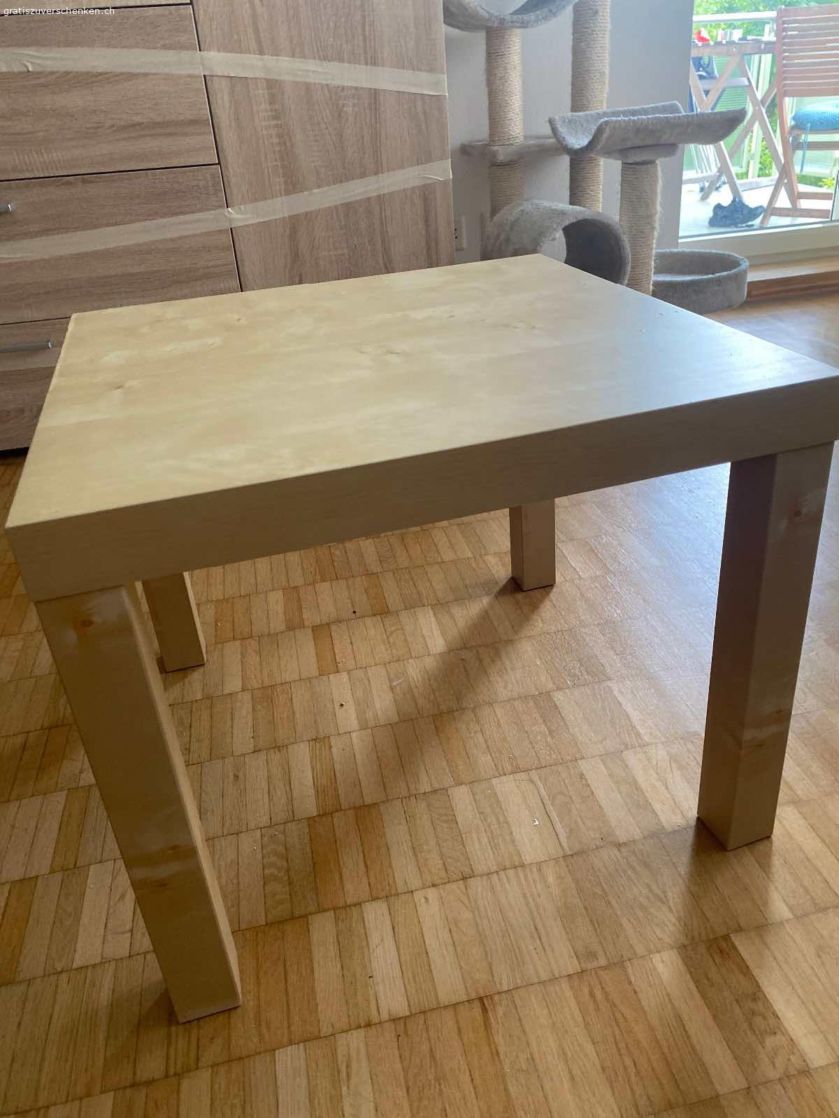 Couchtisch. Couchtisch von der Ikea. Hat kleine gebrauchsspuren aber im guten Zustand.