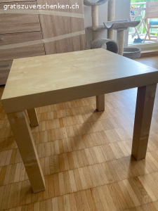 Couchtisch. Couchtisch von der Ikea. Hat kleine gebrauchsspuren aber im guten Zustand.