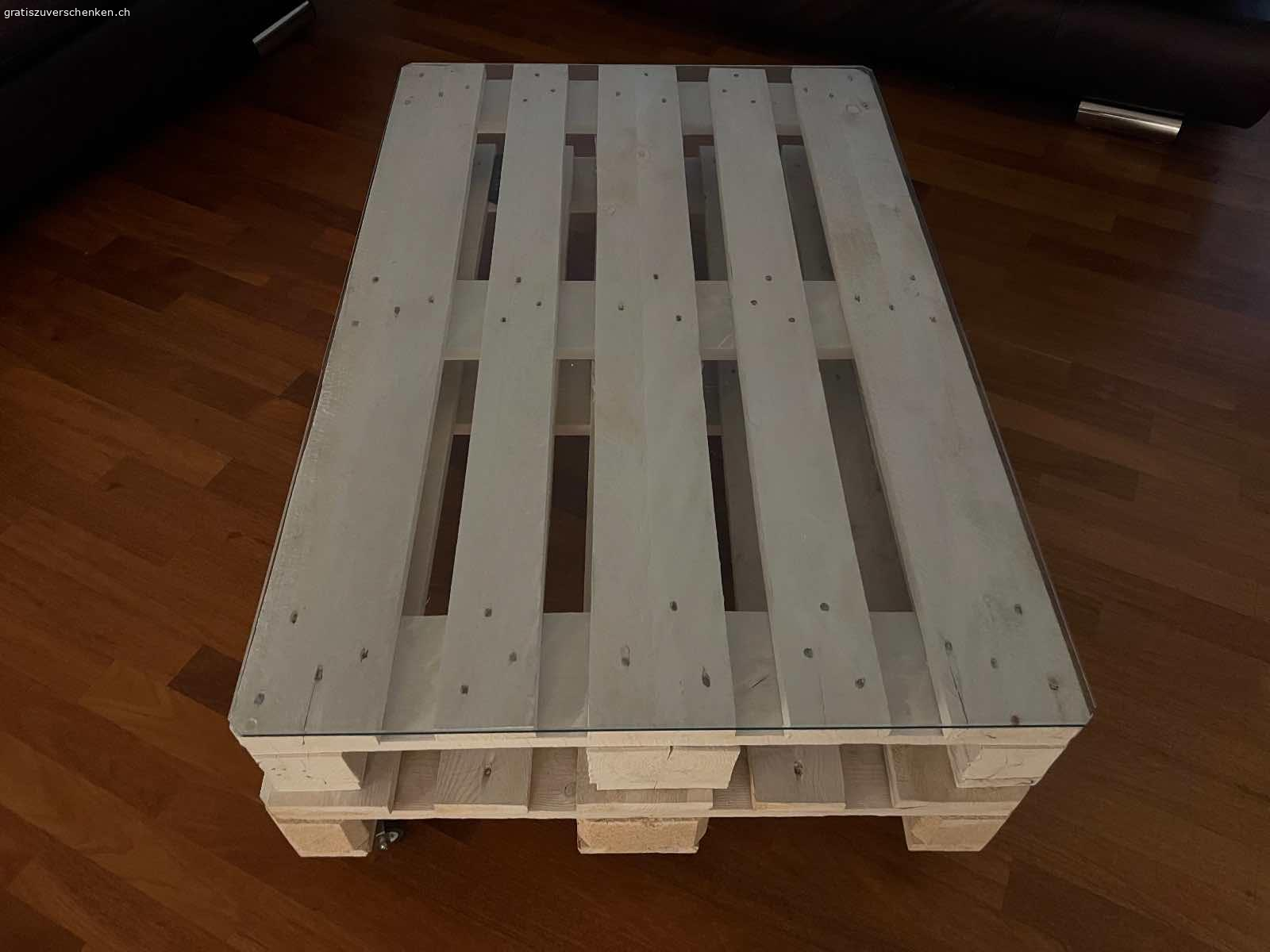 Couchtisch. Couchtisch EPAL auf Rädern mit Glasplatte