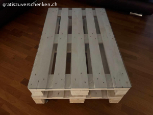 Couchtisch. Couchtisch EPAL auf Rädern mit Glasplatte