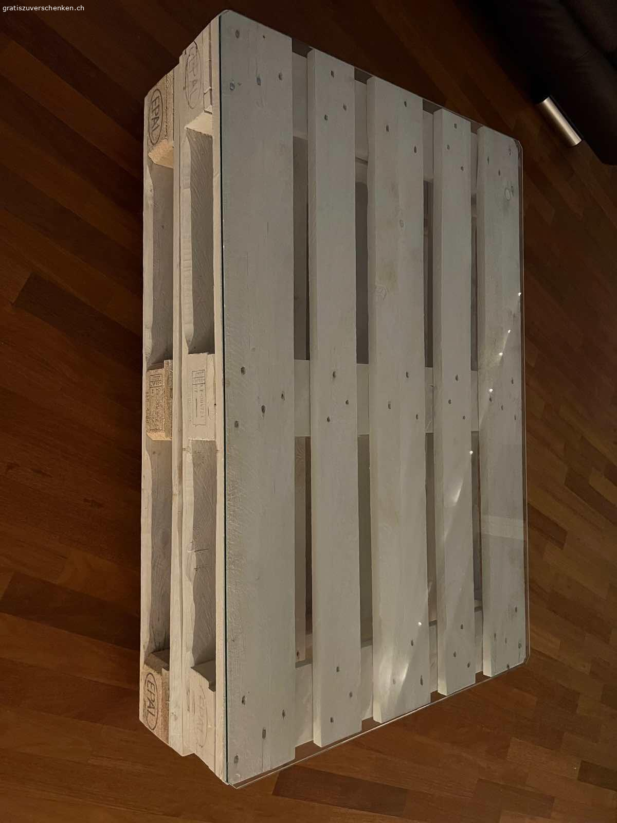 Couchtisch. Couchtisch EPAL auf Rädern mit Glasplatte