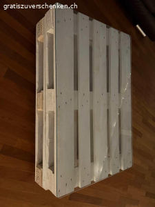 Couchtisch. Couchtisch EPAL auf Rädern mit Glasplatte