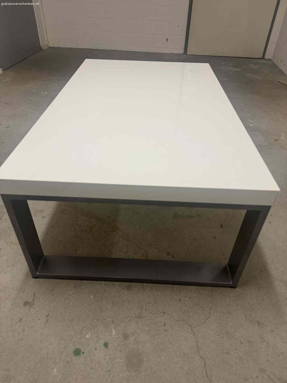 Couchtisch. Schenke ein Couchtisch mit normalen gebrauchspuren und kratzer.