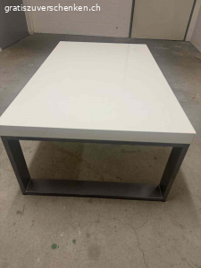 Couchtisch. Schenke ein Couchtisch mit normalen gebrauchspuren und kratzer.