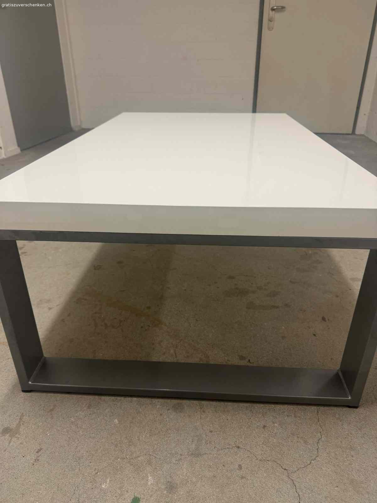 Couchtisch. Schenke ein Couchtisch mit normalen gebrauchspuren und kratzer.
