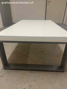 Couchtisch. Schenke ein Couchtisch mit normalen gebrauchspuren und kratzer.