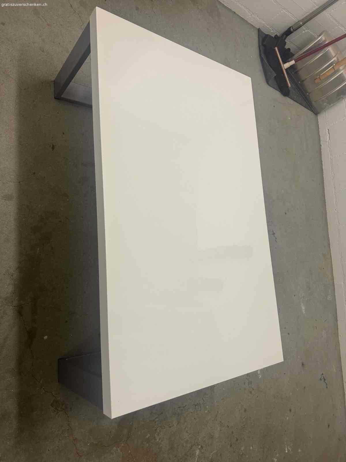 Couchtisch. Schenke ein Couchtisch mit normalen gebrauchspuren und kratzer.