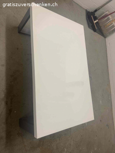 Couchtisch. Schenke ein Couchtisch mit normalen gebrauchspuren und kratzer.