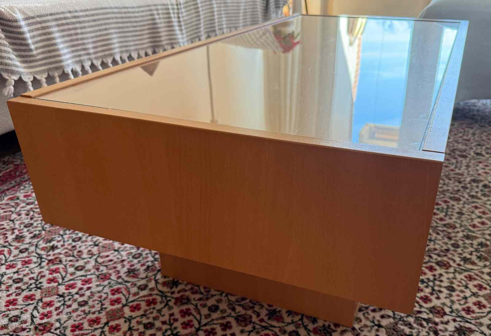 Couchtisch. Couchtisch 60 cm x 120 cm. Mit Glasplatte und Schubladen. Guter Zustand. Muss abgeholt werden.