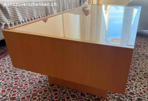 Couchtisch. Couchtisch 60 cm x 120 cm. Mit Glasplatte und Schubladen. Guter Zustand. Muss abgeholt werden.