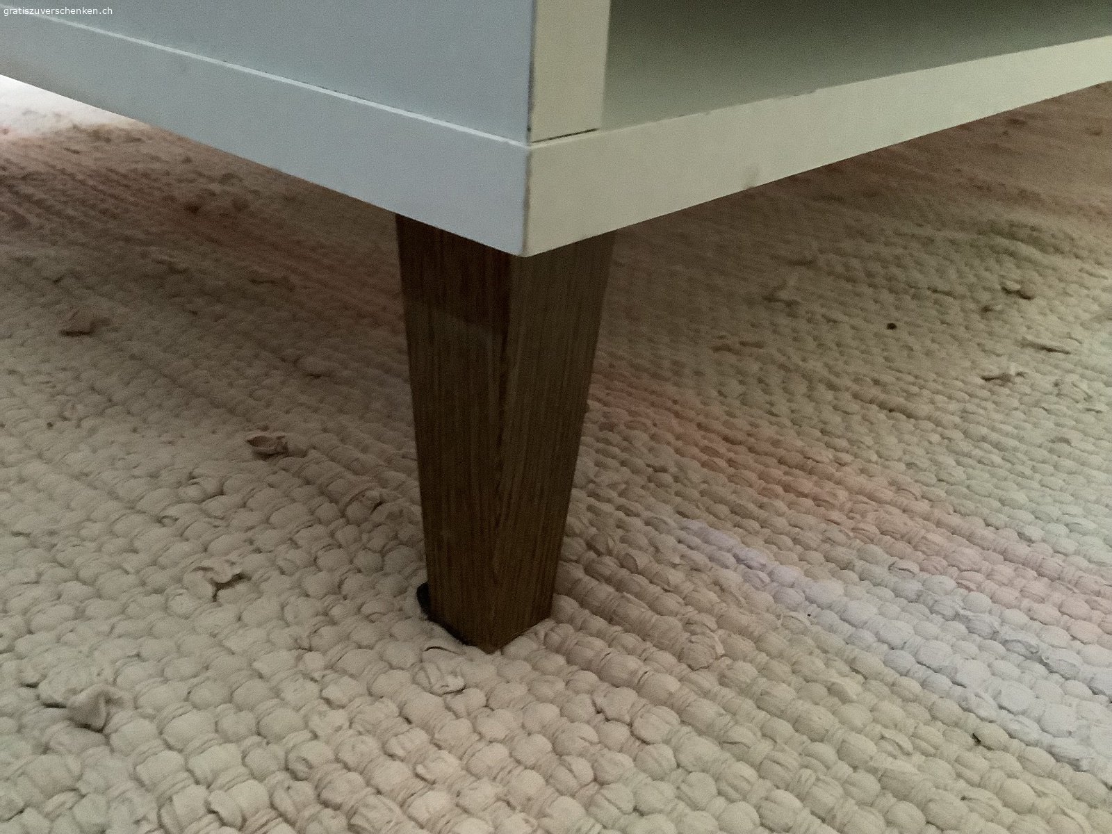 Couchtisch. Couchtisch / Salontisch
50 cm breit und 110 cm lang
40 cm hoch mit Füsse und Filzfüsse
Guter Zustand, wenig leichte Kratzer
Relativ schwer
In Chur Wiesental abzuholen