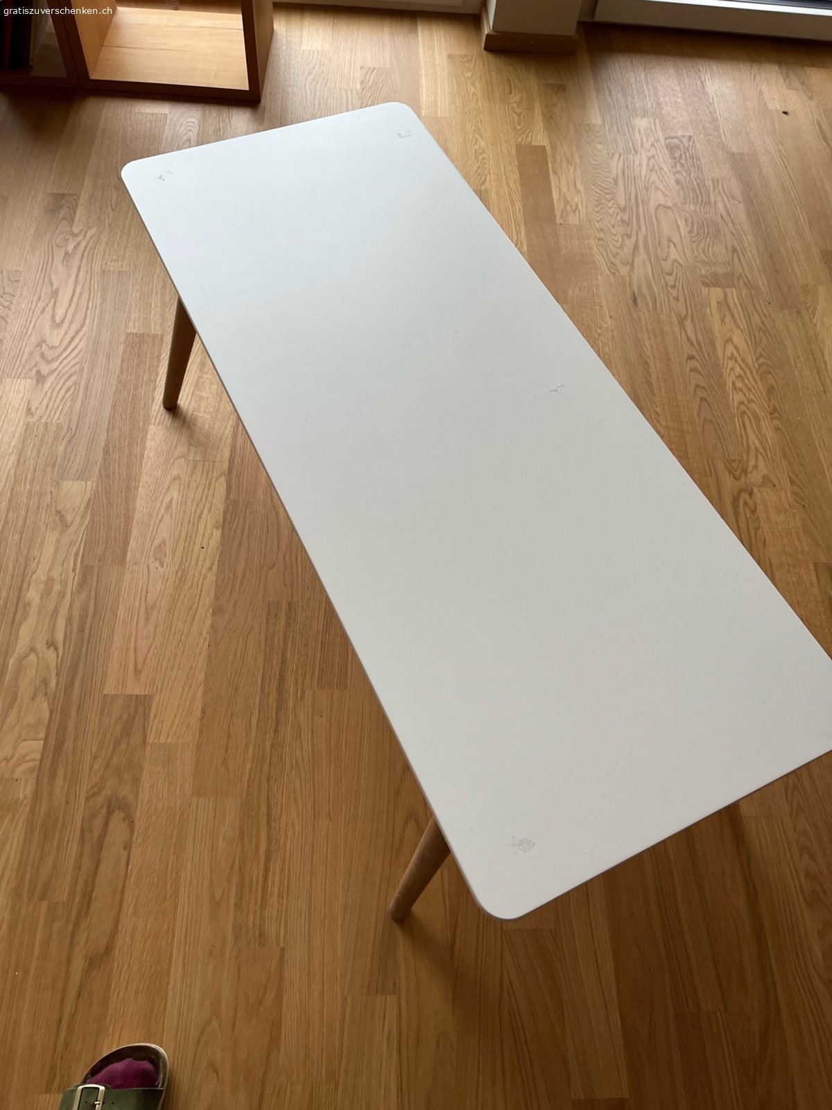 Couchtisch. Einfacher, rechteckiger Couchtisch, Beine Holz, Tischplatte weiss