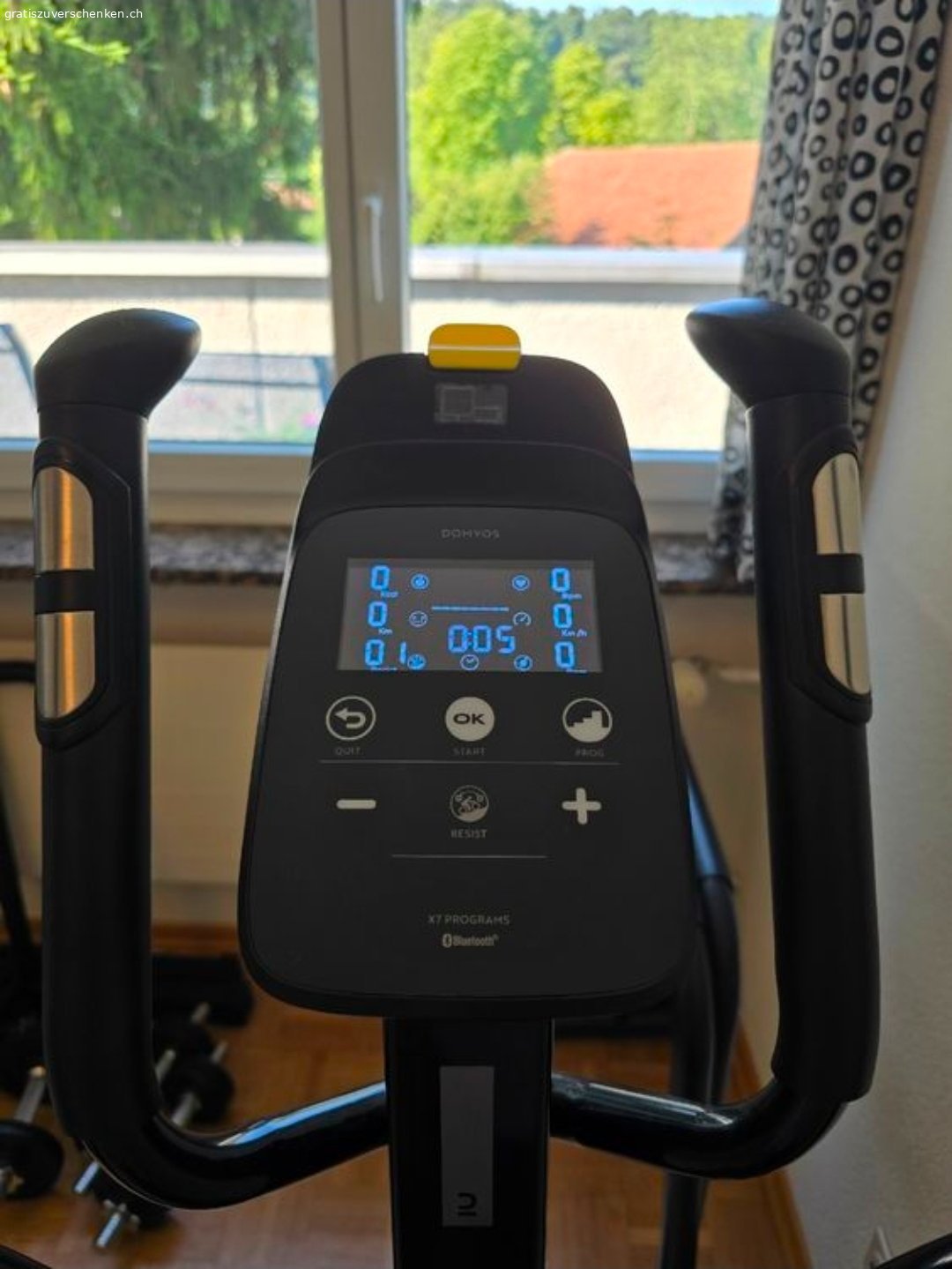 Cross- / Ellipsen Trainer. Cross Trainer, kaum gebraucht (von 2024, Quittung vorhanden), kaum Gebrauchspuren, kein Versand, muss abgeholt werden (im 2. Geschoss eines Mehrfamilienhauses, kein Lift, ich helfe beim runter tragen, geräumiges Auto von Nöten).