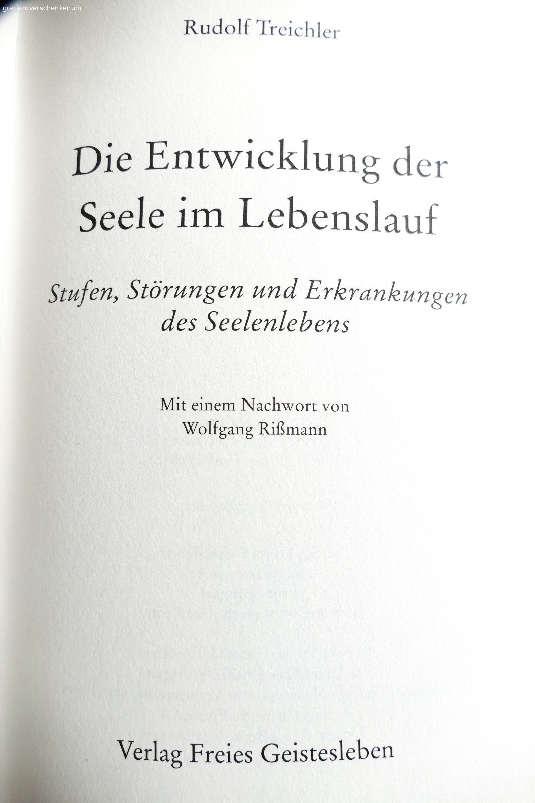 Die Entwicklung der Seele. In diesem 440 Seiten starken Buch schildert Rudolf Treichler den Zusammenhang der seelischen Entwicklung mit dem Lebenslauf des Menschen.
Das Buch ist gebraucht und in sehr gutem Zustand.
Bei Interesse abzuholen in Winterthur.
Kontakt via email 
> > > kein Handy   ;-)