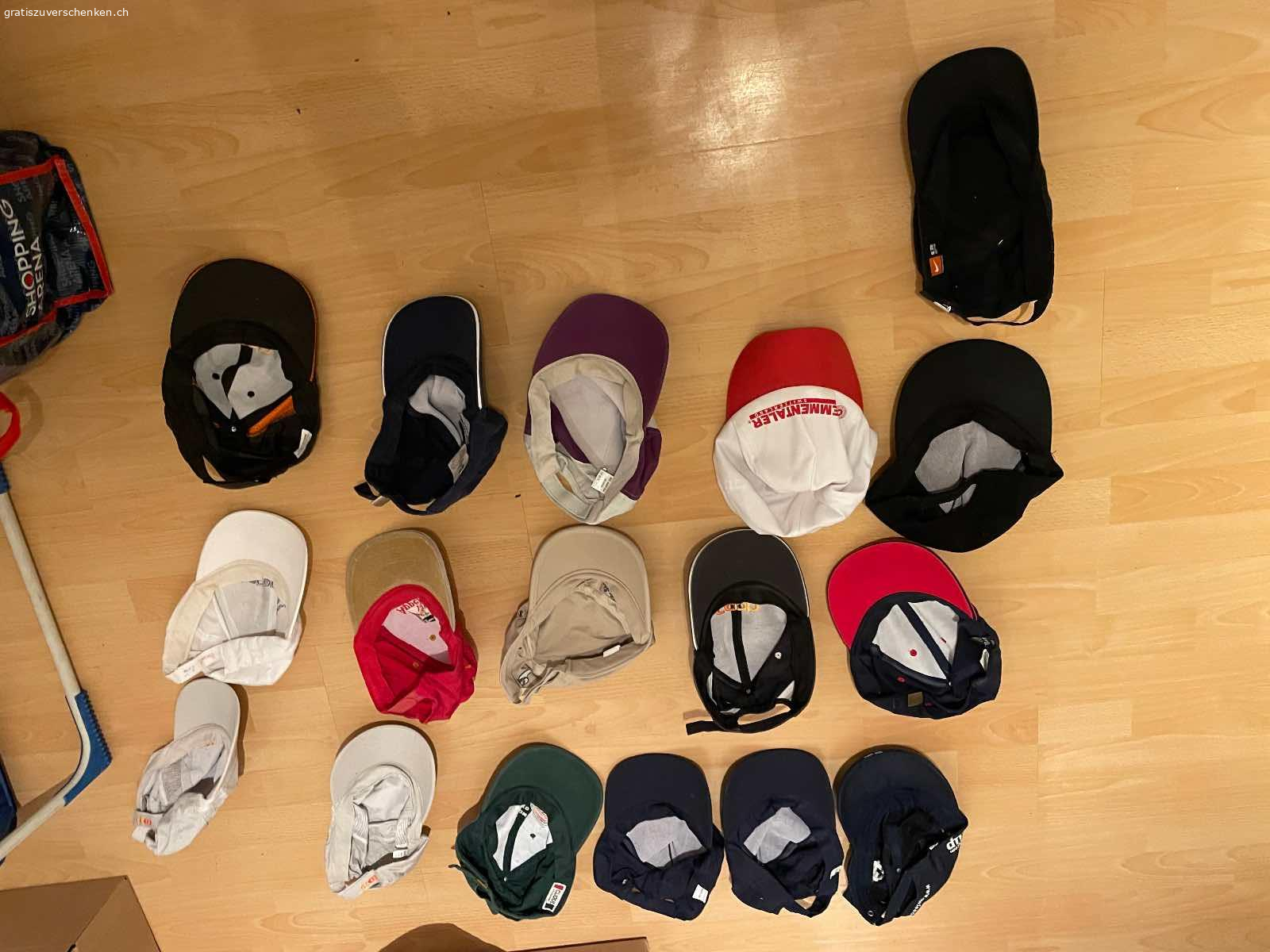 Div Hüte. Div Hüte Aller Art.

Porto von 10.- muss übernommen werden Danke