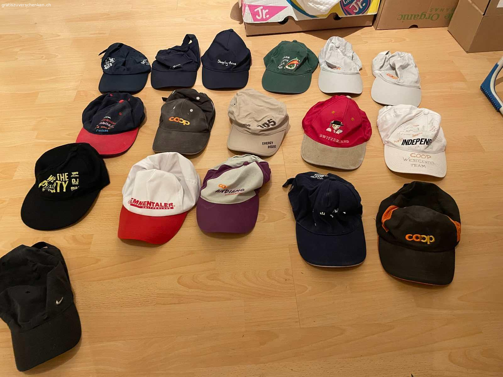 Div Hüte. Div Hüte Aller Art.

Porto von 10.- muss übernommen werden Danke