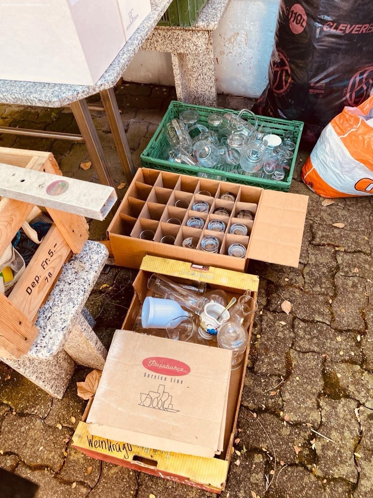 Div. Gasthaus Bären, Mühlestrasse 1, 8575 Bürglen: Alles gratis zum Mitnehmen; jeden Tag im Garten (rechterhand vom Haupteingang)