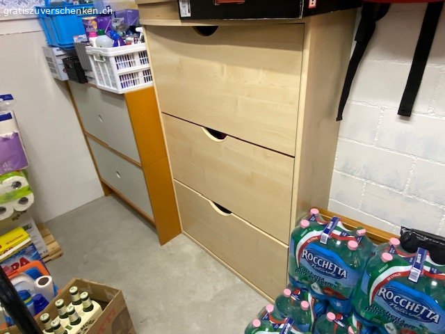 Diverse Artikel Gratis. Wegen anstehendem Umzug gratis zu vergeben:
1 Schlitten, 1 Snowoboard (156cm) mit Bindung, 1 Paar Ski (180 cm) inkl. Bindung und Stöcke
1 Glastisch (H 62 cm, B/T 48cm)
1 Abstelltisch grün (H 40 cm , B/T 34 cm)
1 Tretroller schwarz, Pirelli nur 1x gebraucht
1 klappbare Gartenliege grau, wenig gebraucht
1 Abstelltisch grün (H 40 cm , B/T 34 cm)
1 Tretroller schwarz, Pirelli nur 1x gebraucht
1 Aktenschrank (H 99 cm, B 84 cm)
1 Schuhschrank (H 129 cm, B 85 cm)