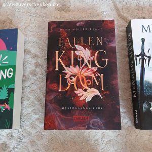 Diverse Bücher. A first Time for Everything von K. L. Walther

Fallen Kingdom von Dana Müller-Braun

Sieben Heere von Tobias O. Messner

Alex Goughs Die Assasinen von Rom Reihe 
(Band 1 bis 3)

Man kann die Bücher einzeln und mehrere aufs mal abholen