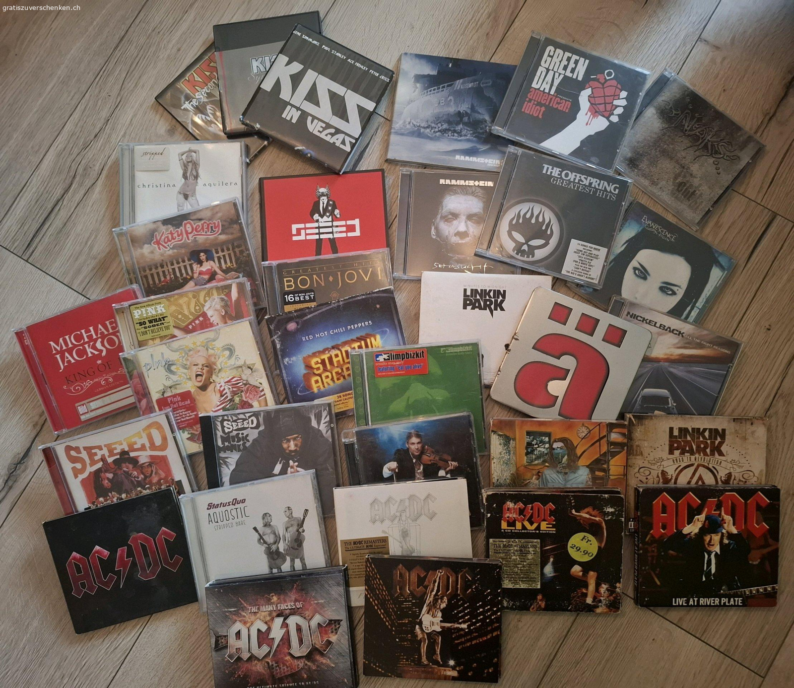 Diverse CDs. diverse CDs zu verschenken. Viele mit Hülle und ein Sack voll Cds ohne Hülle. Original und gebrannte CDs in der Tüte.