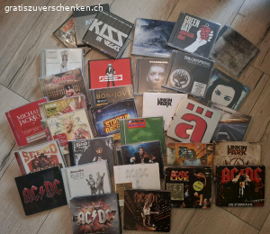 Diverse CDs. diverse CDs zu verschenken. Viele mit Hülle und ein Sack voll Cds ohne Hülle. Original und gebrannte CDs in der Tüte.