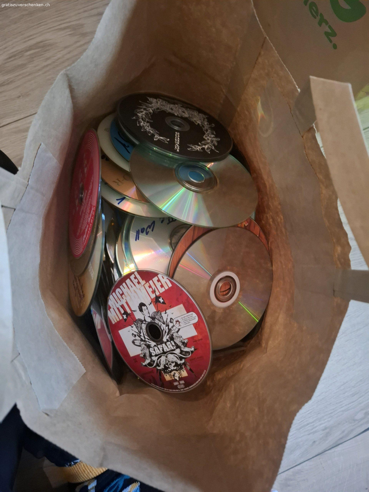 Diverse CDs. diverse CDs zu verschenken. Viele mit Hülle und ein Sack voll Cds ohne Hülle. Original und gebrannte CDs in der Tüte.