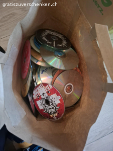 Diverse CDs. diverse CDs zu verschenken. Viele mit Hülle und ein Sack voll Cds ohne Hülle. Original und gebrannte CDs in der Tüte.