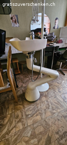 Diverse Coiffeur Utensilien. Diverses aus Coiffeursalon, Wand-Trocken-Hauben, mobile Trockenhaube, Wärmegerät, Waschbecken, mobiler Tisch mit Spiegel, 2 runde Wandspiegel.
Muss abgeholt werden.