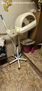 Diverse Coiffeur Utensilien. Diverses aus Coiffeursalon, Wand-Trocken-Hauben, mobile Trockenhaube, Wärmegerät, Waschbecken, mobiler Tisch mit Spiegel, 2 runde Wandspiegel.
Muss abgeholt werden.