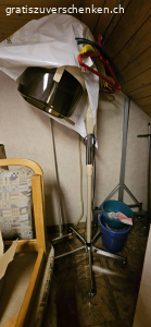 Diverse Coiffeur Utensilien. Diverses aus Coiffeursalon, Wand-Trocken-Hauben, mobile Trockenhaube, Wärmegerät, Waschbecken, mobiler Tisch mit Spiegel, 2 runde Wandspiegel.
Muss abgeholt werden.