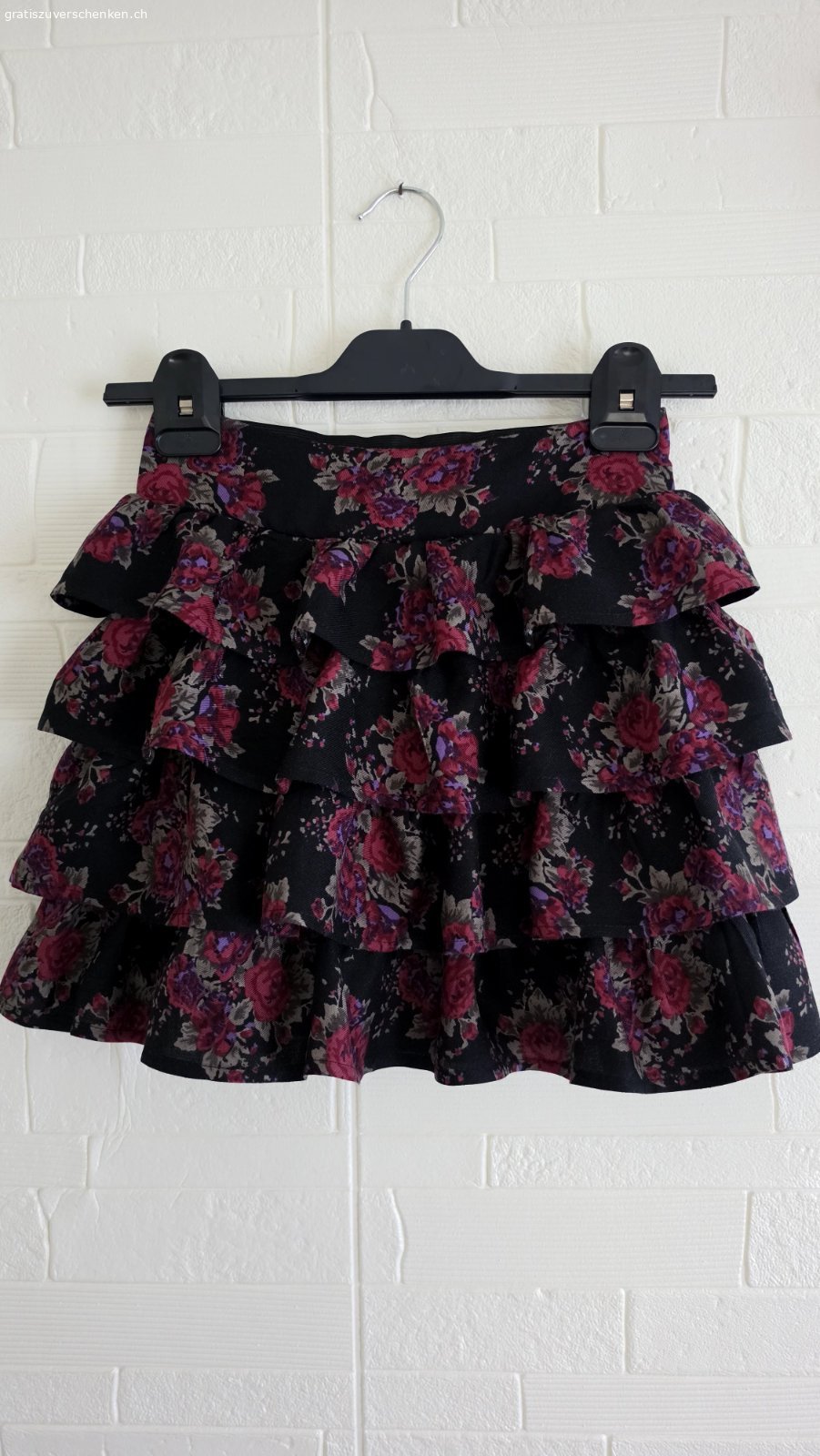 Diverse Frauenkleider. Frauenkleider in Grösse S/XS.
Fits a petit/slim built body.
Nimm eine oder alle.
Zum abholen in Einsiedeln(8840)