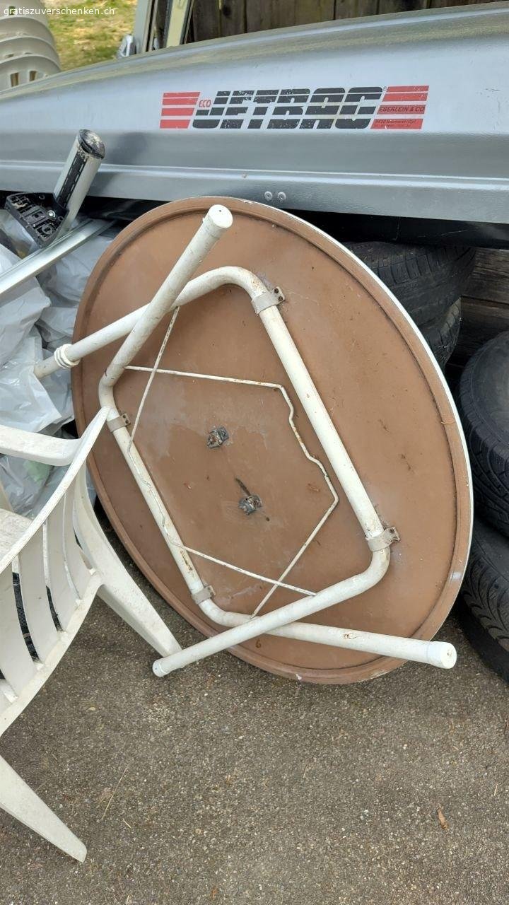 Diverse Gartenmöbel. 1x Tisch, weiss, 90cm, klappbar
1x Tisch weiss, 100cm, klappbar
4x Stuhl, weiss, stapelbar
1x Stuhl, weiss
2x Klappstuhl, weiss
3x Stuhl, schwarz

Alle Möbel müssen gereinigt werden, sind sonst aber in gutem Zustand. Abholung auf Vorankündigung jederzeit möglich. Abholung einzelner Möbel möglich.