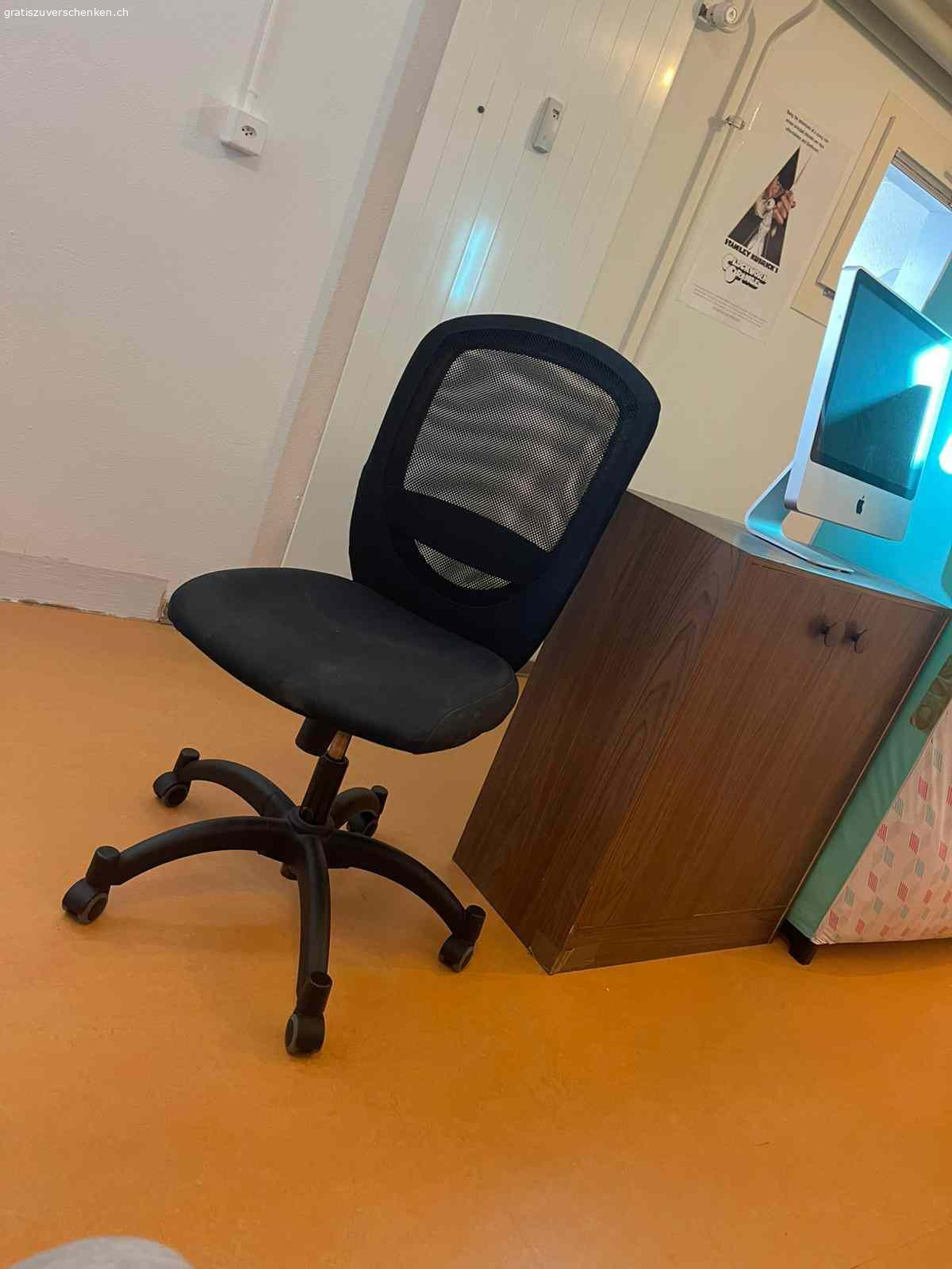 Diverse möbel gemäss fotos.. antike kommode, bürostuhl, schuhschäftli, 3 türiger schrank mit schubladen, schmales büchergestell, orientteppich (nicht abgebildet)                     holztruhe, wäschekorb aus weidenästen, kommode