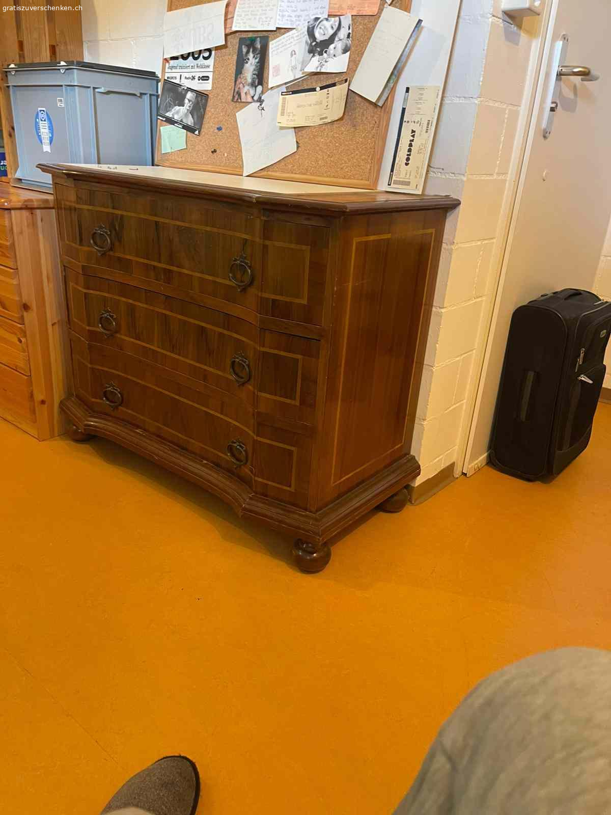 Diverse möbel gemäss fotos.. antike kommode, bürostuhl, schuhschäftli, 3 türiger schrank mit schubladen, schmales büchergestell, orientteppich (nicht abgebildet)                     holztruhe, wäschekorb aus weidenästen, kommode