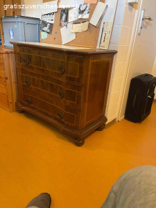 Diverse möbel gemäss fotos.. antike kommode, bürostuhl, schuhschäftli, 3 türiger schrank mit schubladen, schmales büchergestell, orientteppich (nicht abgebildet)                     holztruhe, wäschekorb aus weidenästen, kommode