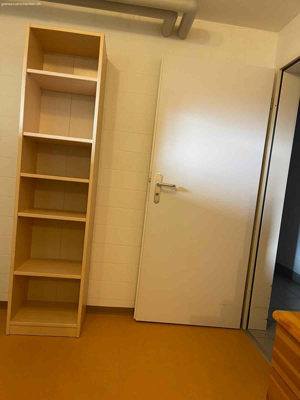Diverse möbel gemäss fotos.. antike kommode, bürostuhl, schuhschäftli, 3 türiger schrank mit schubladen, schmales büchergestell, orientteppich (nicht abgebildet)                     holztruhe, wäschekorb aus weidenästen, kommode